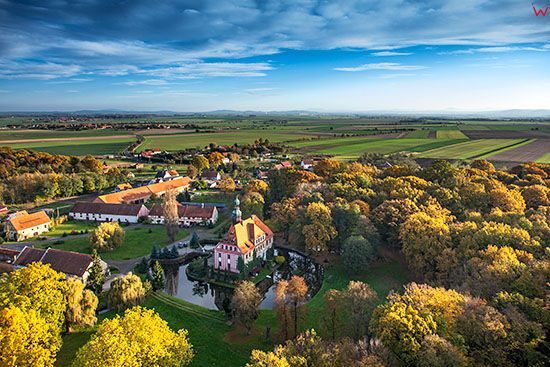 Tynczyk Legnicki, panorama na wies i palac. EU, Pl, Dolnoslaskie. Lotnicze.